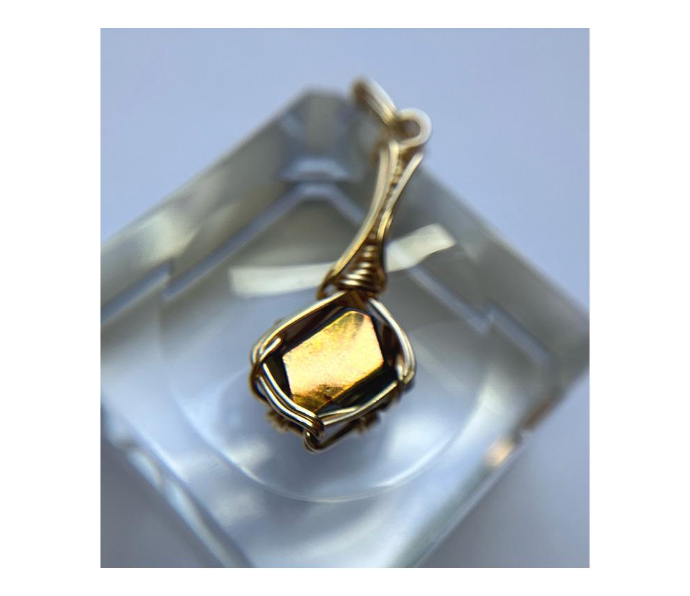 天川村産 レインボーガーネット 高品質原石磨きペンダントトップ