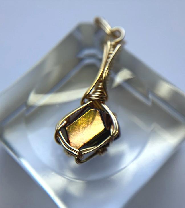 天川村産 レインボーガーネット 高品質原石磨きペンダントトップ | 2枚目