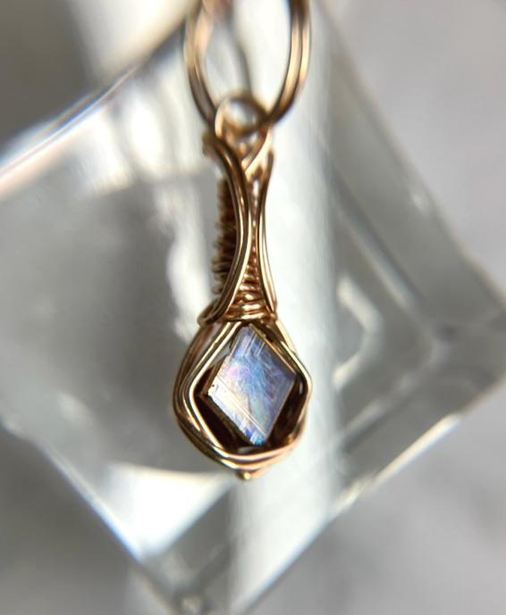 天川村産 レインボーガーネット 高品質原石磨きペンダントトップ | 2枚目