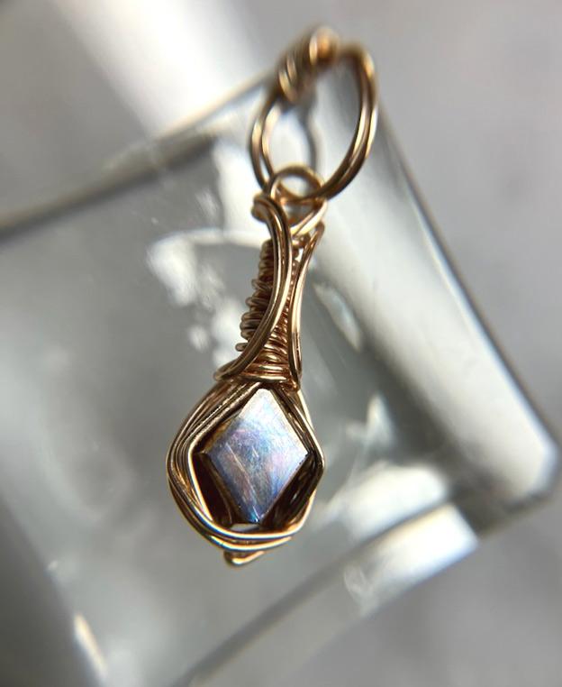 天川村産 レインボーガーネット 高品質原石磨きペンダントトップ | 3枚目