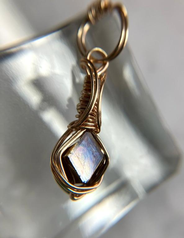 天川村産 レインボーガーネット 高品質原石磨きペンダントトップ | 4枚目