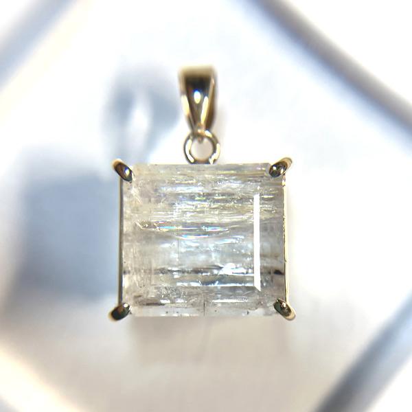 ベリロナイト ペンダント 7.609ct K18