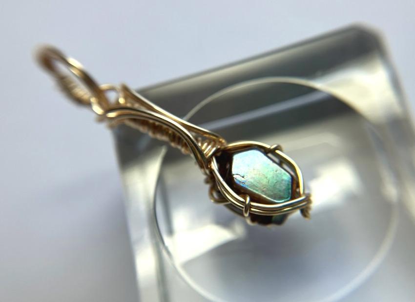 天川村産 レインボーガーネット 高品質原石磨きペンダントトップ | 2枚目