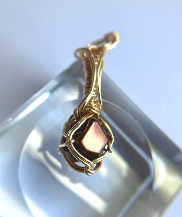 天川村産 レインボーガーネット 高品質原石磨きペンダントトップ | 2枚目